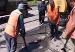 За выходные на харьковские дороги уложили почти 300 тонн асфальтобетона