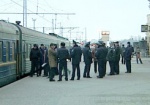 Болельщиков «Таврии» и «Металлурга» милиционеры встретят прямо на вокзале