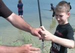 Воспитанники харьковских приютов стали рыбаками. Дети соревнуются в рыбной ловле