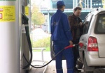 Азаров заверил, что бензин дорожать не будет