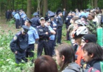 В парк Горького с милицейским конвоем. Сносить деревья рабочие пришли в сопровождении правоохранителей