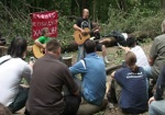 Музыкальный пикет. В поддержку защитников Лесопарка музыканты устроили «концерт на баррикаде»