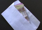 Работник налоговой попался на взятке в три тысячи гривен