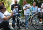 Журналисты подарили Януковичу велосипед харьковского производства