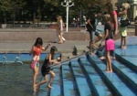Что для людей позитив - для властей хлопоты. Харьковчанам запрещают купаться в фонтанах