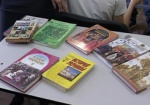 В украинских школах недостающие бумажные учебники временно заменят электронными