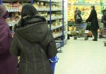 Азаров обещает убрать опасные продукты с полок магазинов