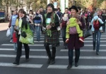 По принципу кенгуру. Харьковские мамы в центре города отмечают Международную неделю слингоношения