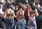 Харьковские студенты бросали болты и раздевались на площади Свободы