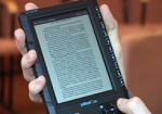 Вместо привычных учебников - миниатюрный экран. Харьковские школьники первыми в Украине получили электронные учебники