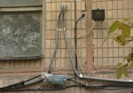Гирлянды проводов на крышах и сквозные дырки в стенах. Как найти управу на нерадивых кабельщиков?
