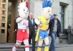Талисманы Евро-2012 сыграли в футбол с вице-мэром