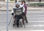 Преодолевая барьеры. Харьковский пенсионер в инвалидной коляске совершает марш-броски по городу и мечтает выбраться на зимнюю рыбалку