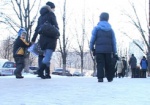 Скользкие тротуары и дороги, покрытые коркой льда. Харьков превратился в каток