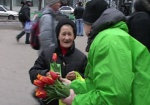 Не оставить без внимания никого. Жительницам Харькова и области дарили цветы прямо на улице