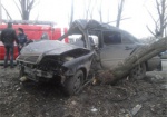Mercedes врезался в дерево: водитель и пассажир в тяжелом состоянии