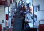 Азербайджанец в поезде устроил «распродажу» женских плащей и курток