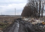 Поселок под Харьковом утопает в мусоре. Чиновники даже не скрывают, что отходы свозят по их указке
