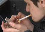 Украинских водителей хотят штрафовать за курение «на ходу». Как восприняли законодательную инициативу харьковчане?