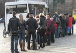 Харьковчане ждут автобусов на проезжей части. С площади Свободы исчезли остановки