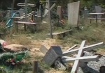 В Балаклее задержали вандала, орудовавшего на кладбище