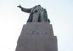 К приезду Патриарха Кирилла памятник Ленину на площади Свободы могут закрыть тряпкой?
