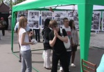 В центре Харькова развернули антивоенную фотовыставку и раздачу георгиевских ленточек