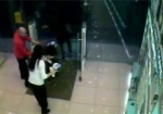 Выходец из Вьетнама разбил головой стеклянные двери магазина на Сумской