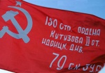 Янукович подписал закон об использовании красного знамени