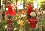 Громкая музыка и яркие наряды. На Харьковщине продолжают праздновать День защиты детей