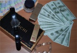 У харьковчанки из дома украли 20 тысяч долларов, 200 тысяч рублей, ноутбуки, банковские карточки и духи