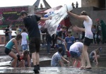 В центре Харькова подростки устроили водную феерию. Досталось даже милиции