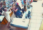 В Харькове охранник супермаркета избил девушку-кассира