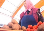 Азаров хочет вывести в Интернет торговцев овощами