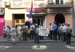 Противники переноса памятника Советской Украине снова вышли на пикет