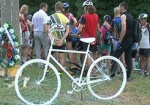 «Велосипед-призрак» у дороги. Активисты ждут разрешения, чтобы поставить памятный знак погибшим велосипедистам