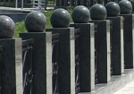 С ограды на Харьковской набережной украли гранитные шары