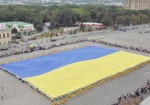 В Харькове развернули самый большой флаг Украины. Еще один госсимвол порвали в потасовке