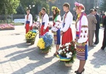 По случаю Дня независимости к памятникам Харькова возложили цветы