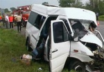 На трассе Харьков-Симферополь микроавтобус врезался в билборд. Два человека пострадали
