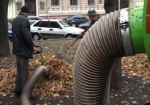 Харьковские парки убирают пылесосом. Коммунальщики вооружились чудо-техникой