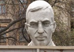 В Харькове снесли памятник Антону Макаренко