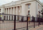 Яценюк требует запретить ограждения вокруг органов государственной власти