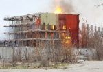 На бывшей территории завода Шевченко воспламенился мусор. Огонь тушили шесть отделений МЧС