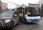 Возле Госпрома троллейбус полчаса не мог проехать из-за неправильно припаркованной машины