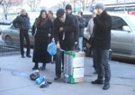 Под стенами мэрии организовали флеш-моб: властям передали пакеты с мусором