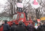 Суд не разрешил сторонникам Тимошенко протестовать возле Качановской колонии. Под стенами учреждения люди собрались, вопреки запретам