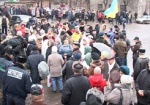 Колядки и сладости - для экс-премьера. Под колонией, где находится Юлия Тимошенко, отслужили праздничный молебен