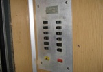 В лифтах жилых домов Харькова заменят сломанные кнопки