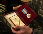 Военным, которые отбили атаку на караул части, вручили награды